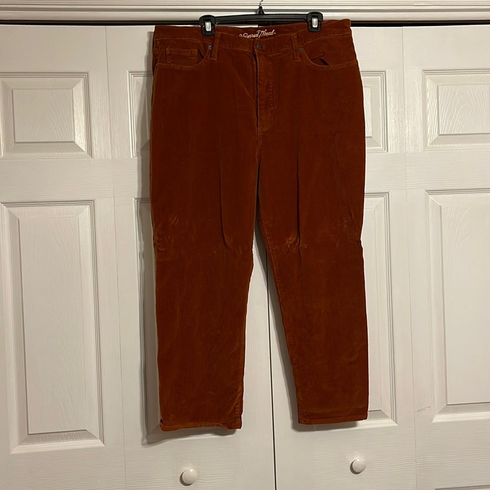 Bunt orange corduroy pants